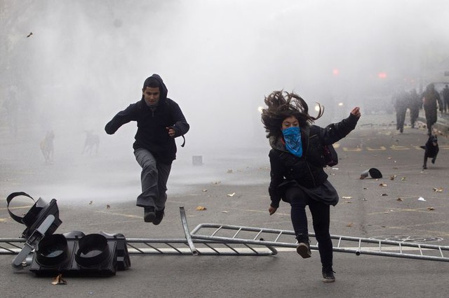 Các sinh viên đụng độ với cảnh sát chống bạo động trong cuộc biểu tình ở Santiago, Chile, yêu cầu chính phủ cải cách giáo dục.