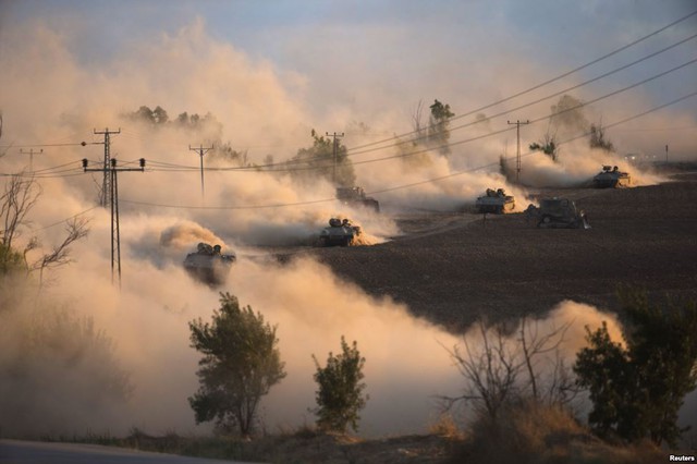 Các xe tăng của quân đội Israel đang hành quân ở ngoại ô phía bắc Dải Gaza.