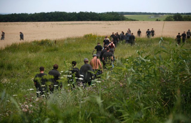Các công nhân mỏ Ukraine hỗ trợ tìm kiếm nạn nhân thiệt mạng tại hiện trường máy bay MH17 rơi gần ngôi làng Hrabove, miền đông Ukraine.