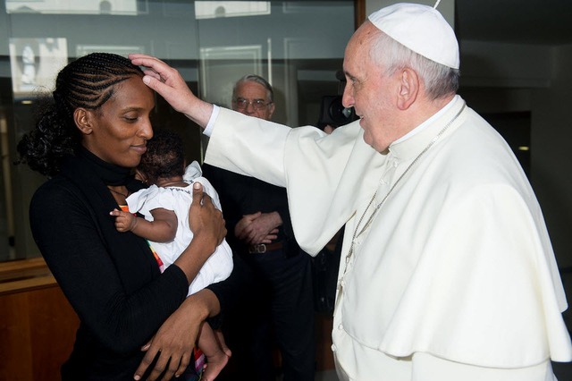 Giáo hoàng Francis gặp Meriam Ibrahim và con gái đến từ Sudan tại Vatican. Cô Ibrahim đã bị kết án tử hình tại Sudan vì bỏ đạo Thiên chúa, nhưng bản án đã được rút lại.