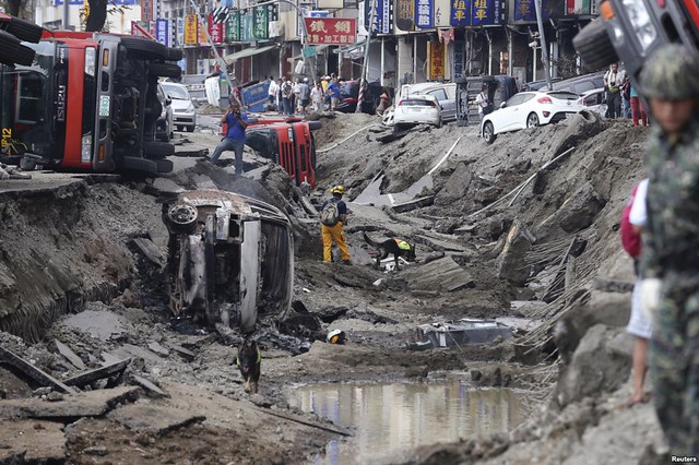 Nhân viên cứu hộ kiểm tra hiện trường sau vụ nổ khí gas ở Cao Hùng, Đài Loan. Tai nạn khiến 25 người thiệt mạng và 270 người bị thương.