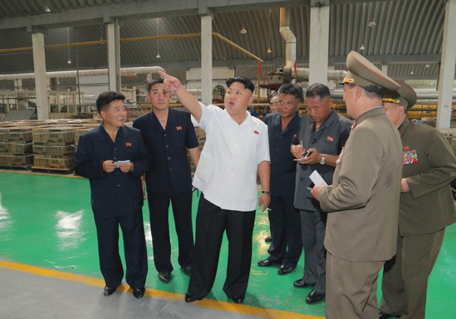 Nhà lãnh đạo Triều Tiên Kim Jong-un chỉ đạo trong chuyến thăm tới nhà máy sản xuất vật liệu xây dựng Chollima tại Bình Nhưỡng.