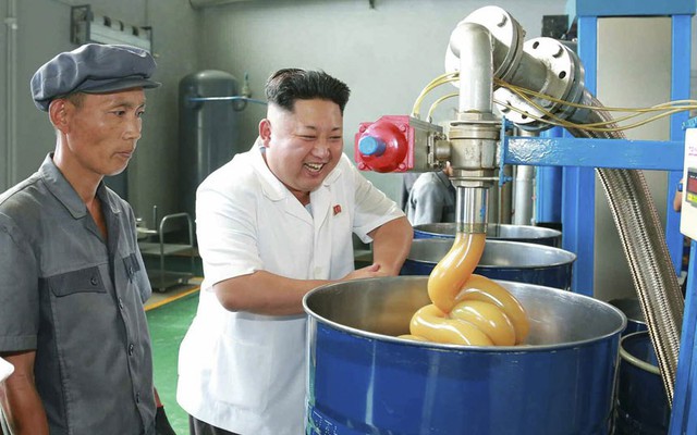 Nhà lãnh đạo Triều Tiên Kim Jong-un thăm nhà máy sản xuất dầu bôn trơn Chonji ở Bình Nhưỡng.