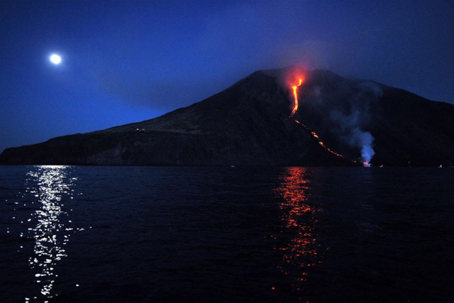 Nham thạch nóng chảy từ núi lửa Stromboli xuống biển ở Sicily, miền nam Italia.