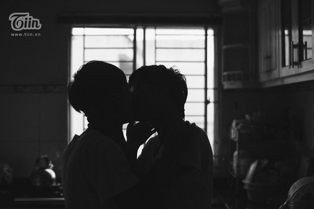 Những bức ảnh cặp đôi đồng tính mang đến một thông điệp tuyệt vời về tình yêu và sự đồng cảm. Chúng tôi tin rằng, sự hiểu biết và chia sẻ giữa hai người không phân biệt giới tính, và các bức ảnh cặp đôi đồng tính sẽ giúp bạn cảm thấy đầy yêu thương.