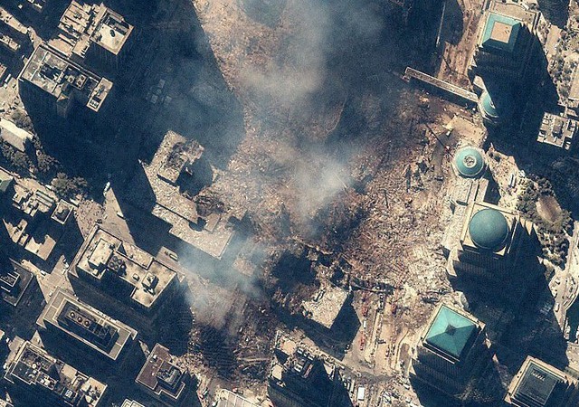 Hình ảnh từ vệ tinh IKONOS ngày 15/8/2001, những gì còn sót lại của Trung tâm thương mại thế giới chỉ là những đống đổ nát. Ngoài ra có thể thấy nhiều xe cấp cứu cùng các phương tiện cứu hộ trên đường. Ảnh: GeoEye.