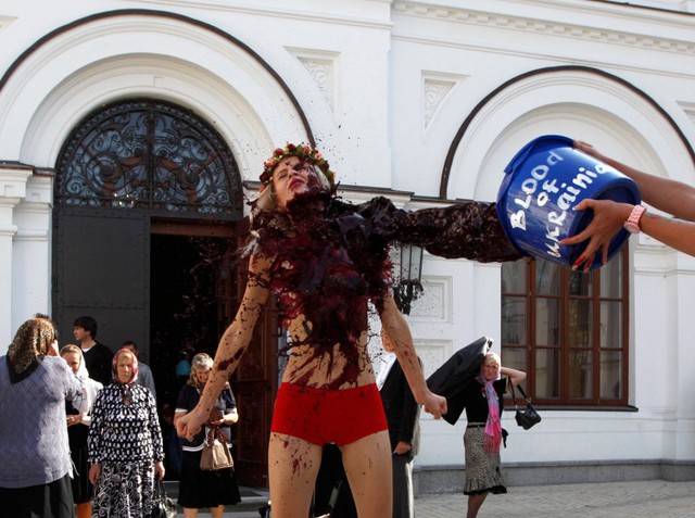 Nhóm hoạt động vì quyền phụ nữ Femen biểu tình trước tu viện Pechersk Lavra ở Kiev, Ukraine.