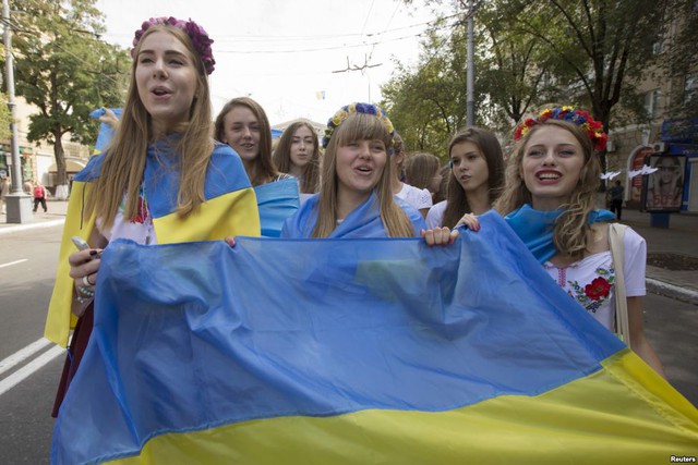 Các nữ sinh Ukraine tham gia biểu tình phản đối chiến tranh tại thị trấn cảnh Mariupol.