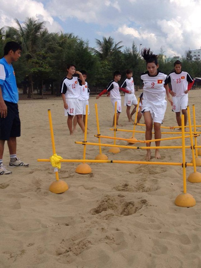 Tập luyện trên cát khiến các cô gái tốn nhiều sức lực hơn