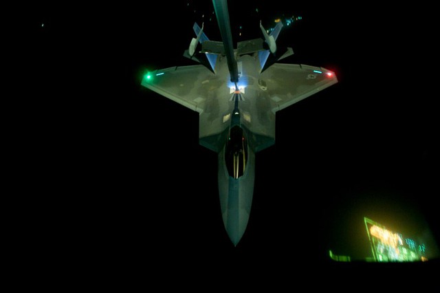 Tiêm kích F-22 Raptor của Không quân Mỹ tiếp nhiên liệu trên không trong đêm tối từ máy bay KC-10 Extender, trước khi tham gia không kích ở Syria.