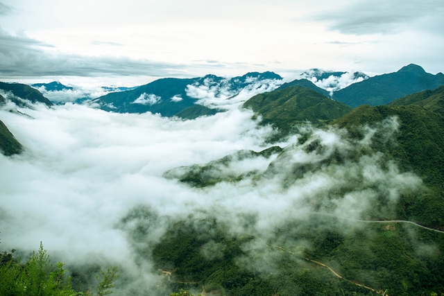 Đèo Ô Quy Hồ hay đèo Hoàng Liên, Hoàng Liên Sơn được đánh giá là con đèo dài, khúc khuỷu đầy thách thức đối với dân phượt. Nằm trên tuyến quốc lộ 4D cắt ngang dãy Hoàng Liên Sơn, đèo nối liền hai tỉnh Lào Cai và Lai Châu với đỉnh đèo là ranh giới giữa hai tỉnh. (Ảnh: Vũ Đình Tú)