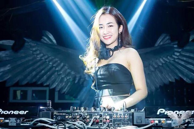 Rạng ngời, tươi tắn là hình ảnh thường thấy của Trang Moon trên bục DJ.