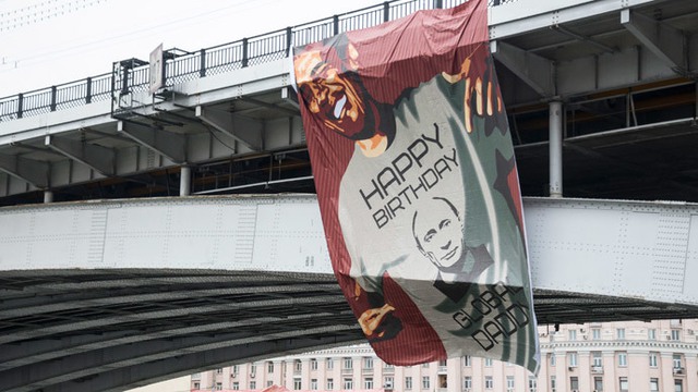 Banner khổ lớn treo trên cầu đối diện điện Kremlin.