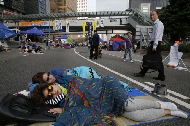 Người biểu tình nằm ngủ ngay trên đường phố chính gần tòa nhà thị chính ở Hong Kong.