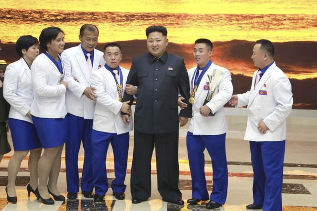 Nhà lãnh đạo Triều Tiên Kim Jong-un gặp các vận động động viên của nước này giành huy chương vàng tại Đại hội thể thao châu Á (Asian Games) tại Bình Nhưỡng.