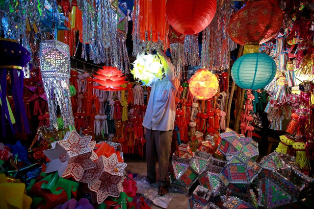 Người đàn ông bán đèn lồng Diwali ở Mumbai, Ấn Độ.