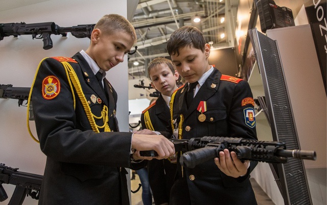 Học viên thiếu sinh quân tham quan gian hàng vũ khí hạng nhẹ.