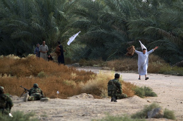 Người dân đầu hàng quân đội Iraq, sau khi lực lượng này giành lại quyền kiểm soát thị trấn Jurf al-Sakhar từ nhóm phiến quân Nhà nước Hồi giáo (IS).