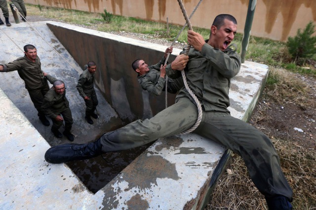 Các chiến binh người Kurd tham gia huấn luyện tại một thao trường ở Arbil, miền bắc Iraq.