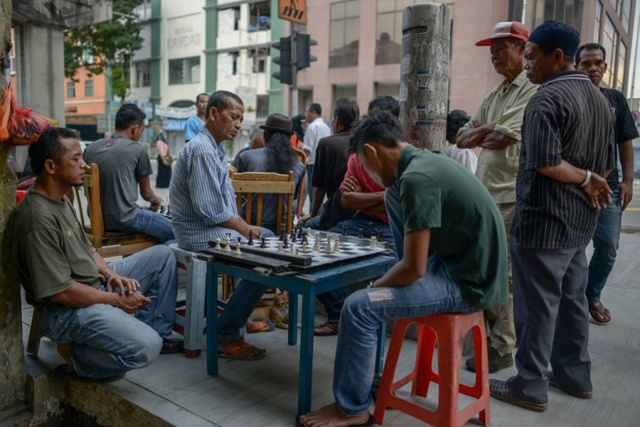 Mọi người chơi cờ trên đường phố ở Kuala Lumpur, Malaysia.