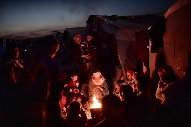 Những người Kurd tập trung quanh đống lửa tại một trại tị nạn ở Sanliurfa, Syria.