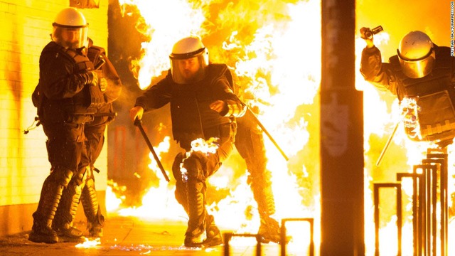 Một cảnh sát bị bắt cháy trong cuộc đụng độ với người biểu tình tại thủ đô Warsaw, Ba Lan.