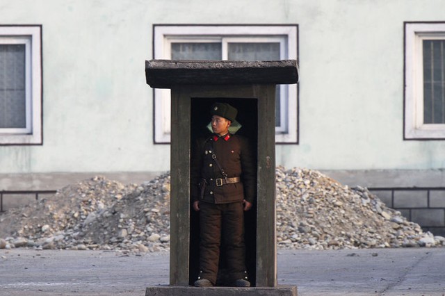 Binh sĩ Triều Tiên đứng gác trên bờ sông Yalu gần thị trấn Sinuiju, đối với diện với thành phố Đan Đông, Trung Quốc.