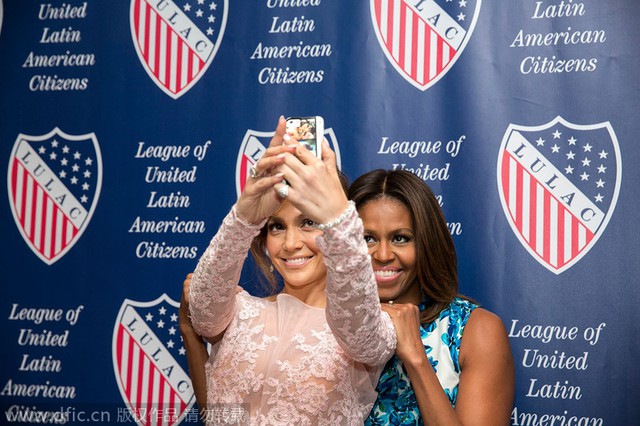Ngày 7/10/2014, Đệ nhất phu nhân Mỹ Michelle Obama (áo xanh) chụp ảnh tự sướng cùng ngôi sao Jennifer Lopez. Nguồn: dfic.cn