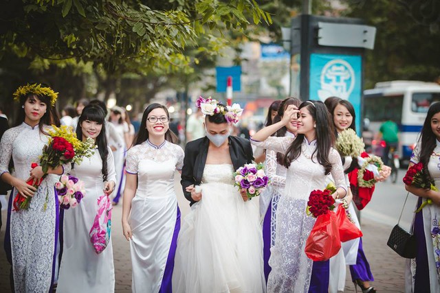 Trong quá trình di chuyển, &quot;cô dâu&quot; đã để quên bộ tóc giả và phải dùng tới khẩu trang để chống ngượng