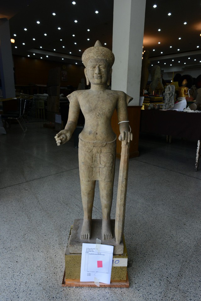 Tượng thần, với nghệ khắc Khmer, theo phong cách Baphuon, từ thế kỷ 16-17 Phật lịch (khoảng 900 - 1.000 năm)