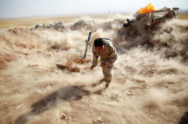 Chiến binh người Kurd phóng đạn cối nhằm vào nhóm phiến quân Nhà nước Hồi giáo tại thị trấn Mosul, Iraq.