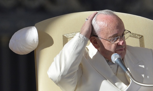 Giáo hoàng Francis bị gió thổi bay mất mũ khi ông đang thuyết giảng tại quảng trường St Peter, Vatican.