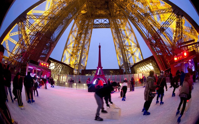 Mọi người trượt băng dưới chân tháp Eiffel ở Paris, Pháp.