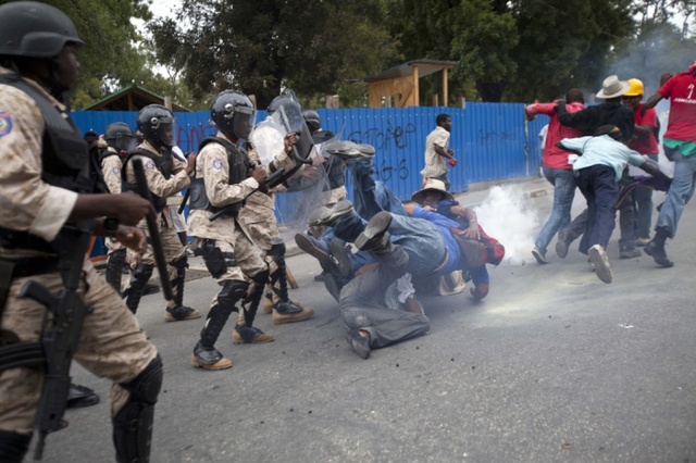 Người biểu tình chống chính phủ đụng độ với lực lượng cảnh sát quốc gia trong một cuộc biểu tình kêu gọi Tổng thống Haiti Michel Martelly từ chức.