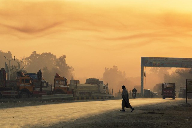 Người đàn ông đi qua đường trong một buổi sáng mùa đông ở tỉnh Nangarhar, Afghanistan.