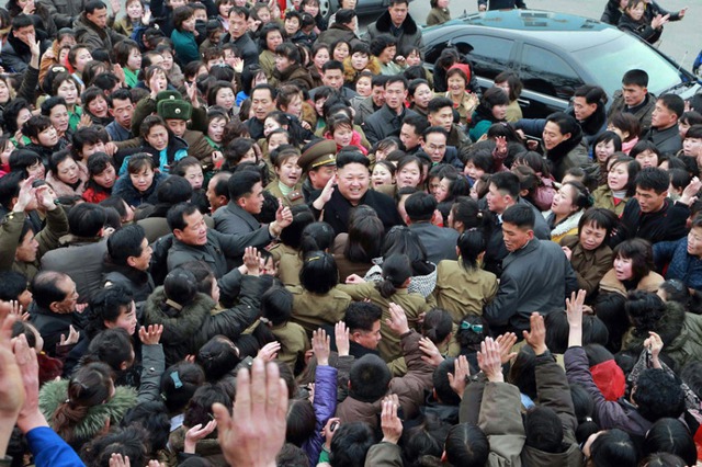 Lãnh đạo Triều Tiên Kim Jong-un được các nữ công nhân vây quanh và nhiều người không kiềm chế được cảm xúc đã khóc òa, khi ông tới thăm nhà máy dệt may Kim Jong-suk ở thủ đô Bình Nhưỡng.