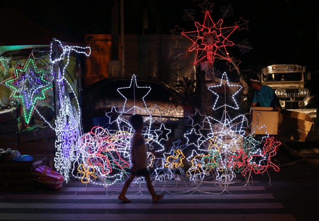 Người dân trang trí bằng đèn màu nhân dịp lễ Giáng sinh ở Manila, Philippines.