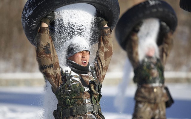 Binh sĩ Trung Quốc luyện tập trong điều kiện nhiệt độ dưới 0 độ C ở thành phố Hắc Hà, tỉnh Hắc Long Giang.