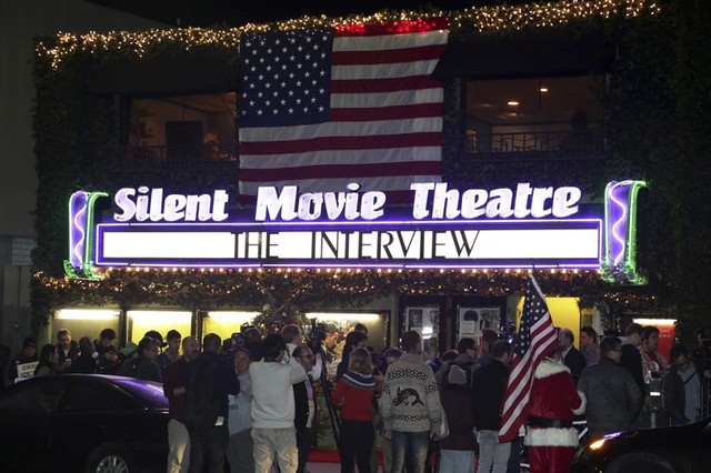 Rạp chiếu Silent Moview Theatre tại Los Angeles đông đúc giữa đêm khuya bởi dòng người đổ tới đây xem The Interview.