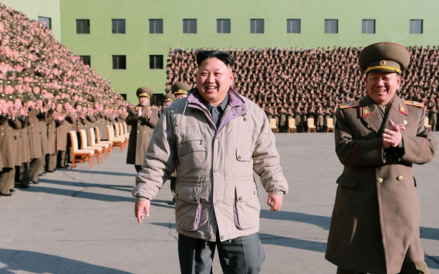 Nhà lãnh đạo Triều Tiên Kim Jong-Un gặp mặt các quân nhân thuộc một đơn vị hậu cần của quân đội Triều Tiên.