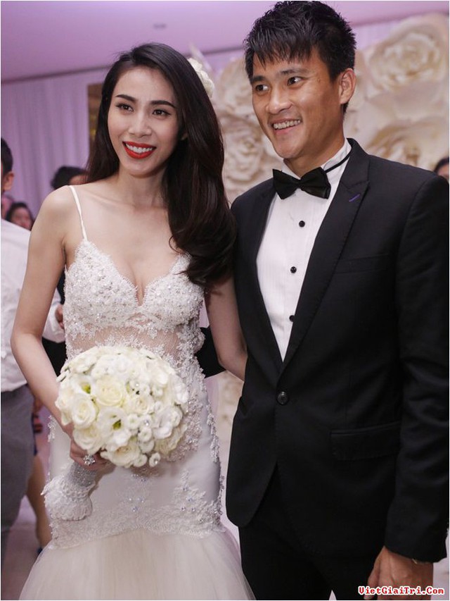 Sau khi tiếp khách, cô dâu Thủy Tiên thay bộ đồ cưới thứ 2 màu trắng để chuẩn bị bước vào bữa tiệc.