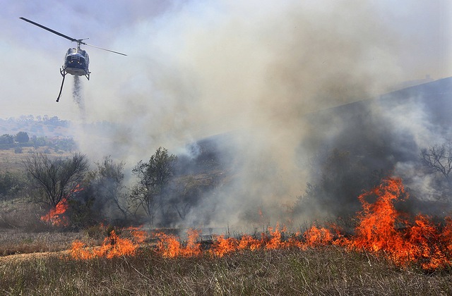 Một máy bay trực thăng hỗ trợ chữa cháy rừng gần San Diego, California, Mỹ.
