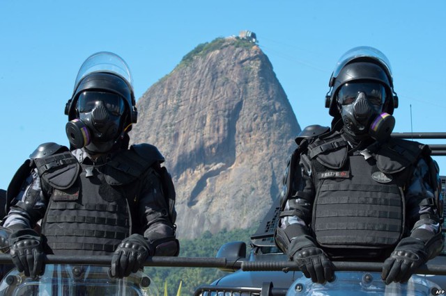 Cảnh sát sát đặc nhiệm tham gia cuộc diễn tập an ninh trước thềm World Cup 2014, trên bãi biển Flamengo ở Rio de Janeiro, Brazil.
