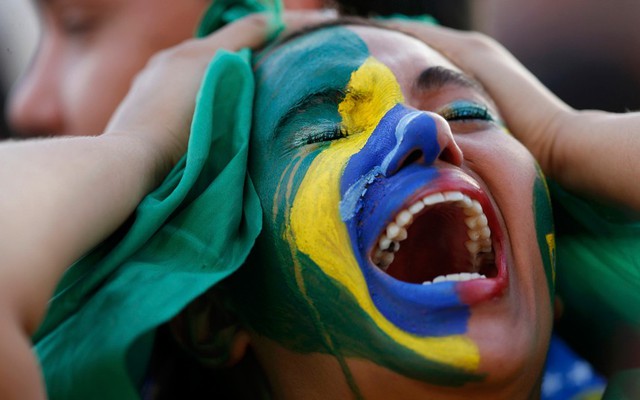 Một cổ động viên của đội tuyển Brazil biểu lộ sự thấp vọng sau khi đội nhà thua tan tác 1-7 trước đội tuyển Đức tại bán kết World Cup 2014.