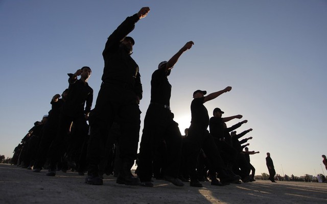 Những người tình nguyện nhập ngũ tham gia huấn luyện tại một căn cứ quân sự tại thành phố Najaf, Iraq.
