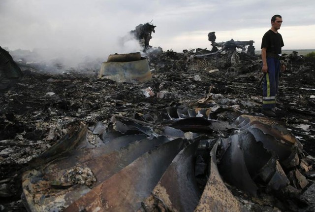 Hiện trường vụ máy bay mang số hiệu MH17 của hãng hàng không Malysian Airlines rơi gần ngôi làng Grabovo ở vùng Donetsk, Ukraine. Tất cả 295 người trên máy bay đều thiệt mạng.