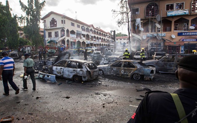 Những chiếc ô tô bị thiêu rụi tại hiện trường vụ đánh bom ở Abuja, Nigeria.