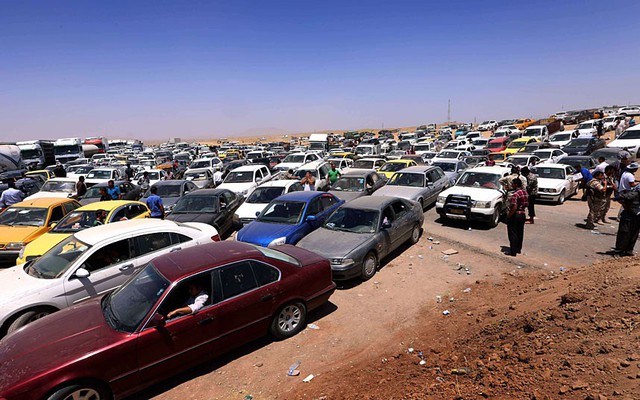 Hàng trăm xe tô xếp hàng chờ sơ tán khỏi thành phố Mosul của Iraq, sau khi thành phố này bị các phần tử khủng bố Al-Qaeda chiếm giữ.