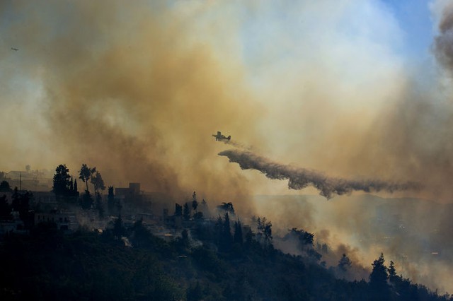Một máy bay thả nước để dập tắt cháy rừng ở Ein Kerem, Israel.