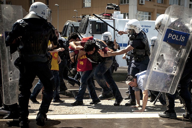 Cảnh sát chống bạo động đánh đập người biểu tình ở Izmir, Thổ Nhĩ Kỳ.
